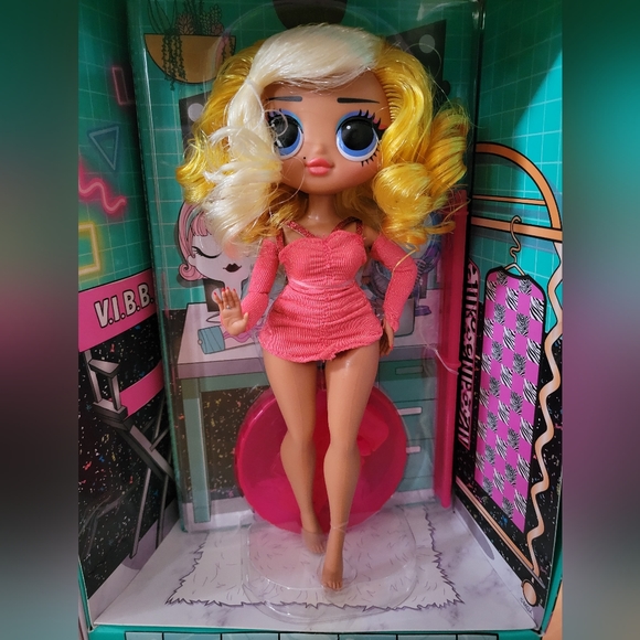 LOL Surprise OMG Movie Magic studios with 70 surprises and 12 dolls - Picture 8 of 10